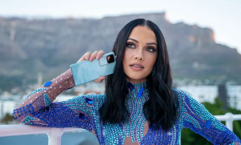 Natasha Joubert_Miss South Africa 2023 with vivo V30 5G (1)